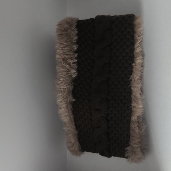 Knitted and Faux Fur Snood - Picture 8 of 12